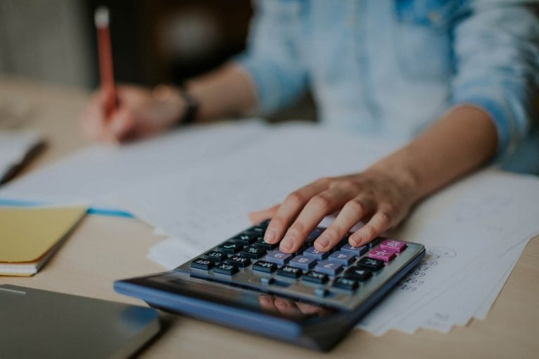 Conheça aqui 4 motivos para adotar Tics na educação.
