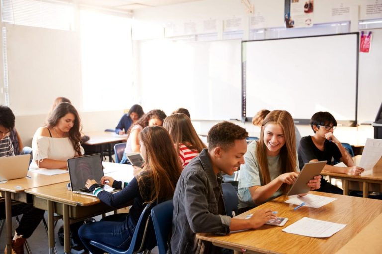 Saiba como a tecnologia auxilia a reduzir a inadimplência na sua escola